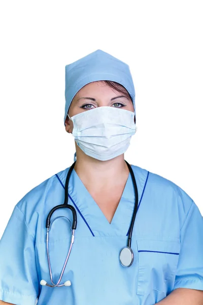 Молодая улыбающаяся женщина-врач в маске на белом фоне . — стоковое фото