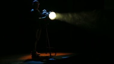 Bir erkek ışığı profil spot ışık huzmesi yönlendirir