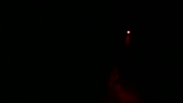 Освещение сцены профилированным красным лучом прожектора в дыму от дымовой машины снизу вверх . — стоковое видео