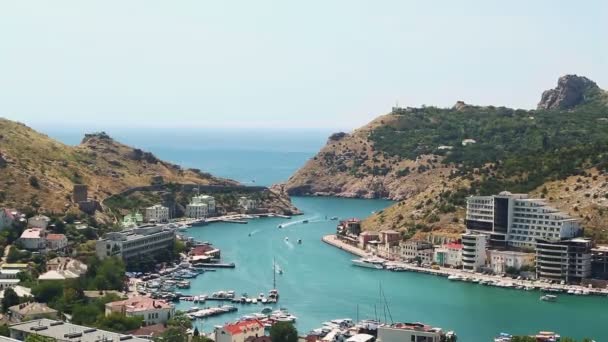 Uitzicht vanaf de berg naar de baai en de open zee op een heldere zonnige dag — Stockvideo