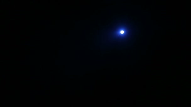 Луч синего света от профиля прожектора направленный на сцену в полной темноте — стоковое видео