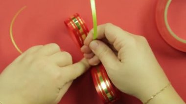 Pembe bir boş bir hediye yay için pembe kaplama ile kadın elim kolum bağlı. Kırmızı bir arka plan