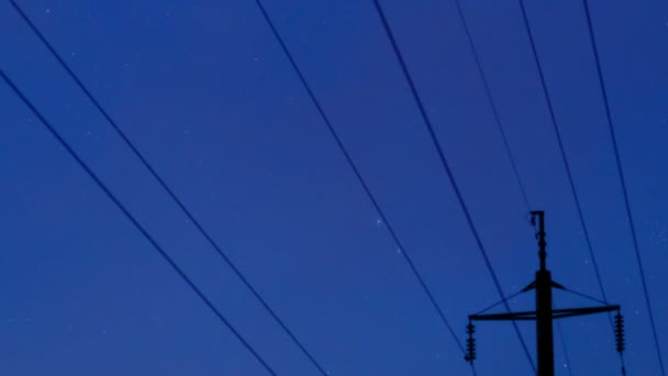 在傍晚星空的背景下支撑电力线 天空变成了黑夜 出现了几颗星星 摄像机沿着电线移动 — 图库视频影像