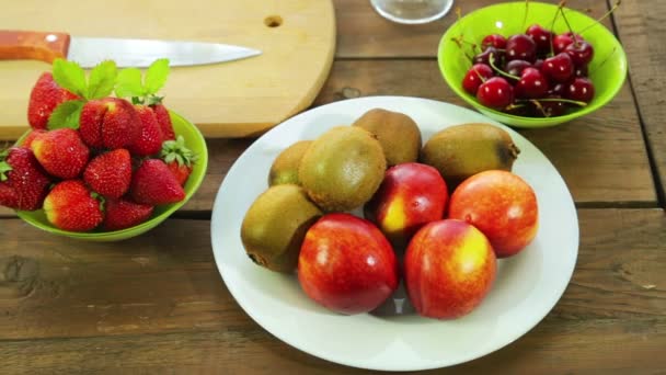 Kiwi Frutas Frescas Melocotones Fresas Cerezas Tazón Están Una Mesa — Vídeos de Stock