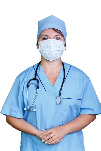 Молодая улыбающаяся женщина-врач в медицинской маске на белом фоне . — стоковое фото