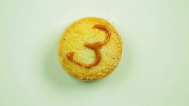 Çerezler ile boyalı sayı üç. Bir daire içinde hareket. El yapımı.