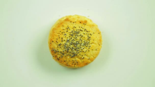 Biscuits ronds riches aux graines de pavot. Mouvement en cercle . — Video