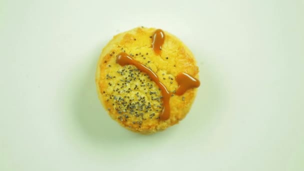 Cookies met een grappige emoticon getrokken door een snuit emotie verdriet. Verkeer in een cirkel — Stockvideo