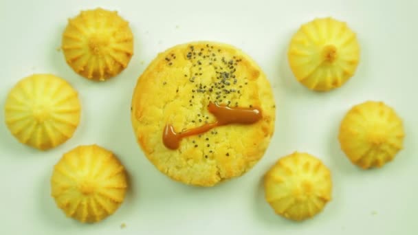 Galletas de mantequilla con figura pintada una pintura culinaria rodeada de pequeñas galletas. Movimiento en círculo — Vídeo de stock