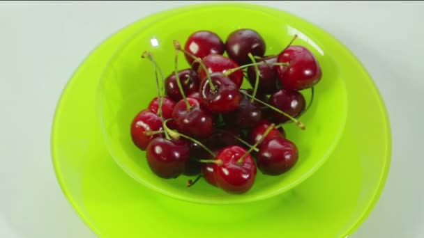 Cherry Znajduje Się Płycie Zielony Który Jest Spinning — Wideo stockowe