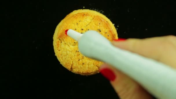 Vrouwelijke hand trekt op het gebakje met culinaire kleurstof voor rode grappig emoticons. Tijd ronden — Stockvideo