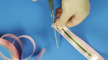 Bir hediye yay mavi bir arka plan üzerinde pembe yapma. Zaman sukut.