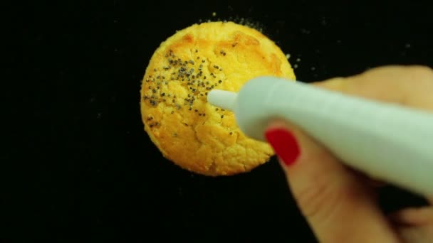 Női kéz támaszkodik a tészta kulináris festék ábra egy idő telik el. Kézzel készített. — Stock videók