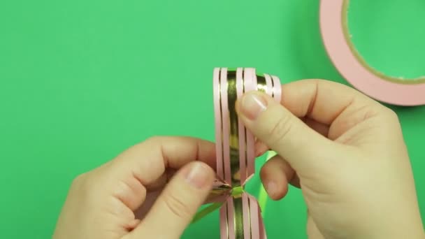 Женские руки выпрямляют лепестки пустой лук на зеленом фоне — стоковое видео