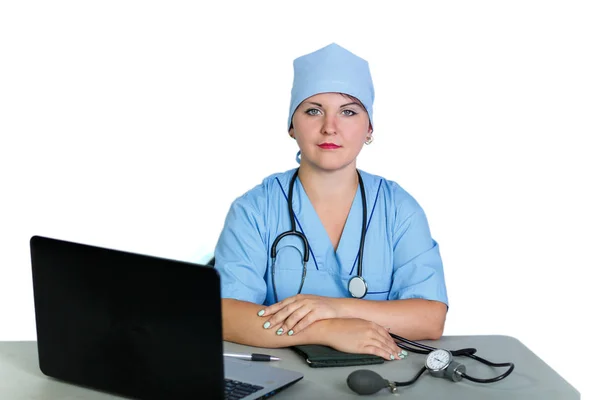Женщина-врач со стетоскопом за столом на белом фоне . — стоковое фото