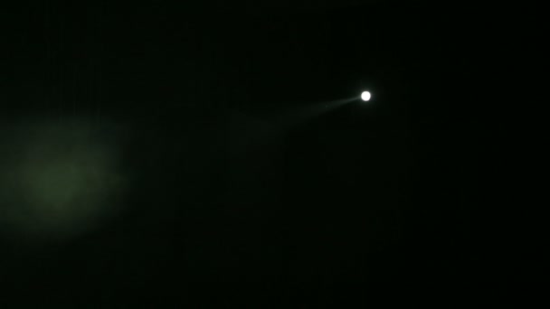 A jelenet egy gerenda-ból egy profil reflektorfénybe a füst megvilágítás — Stock videók