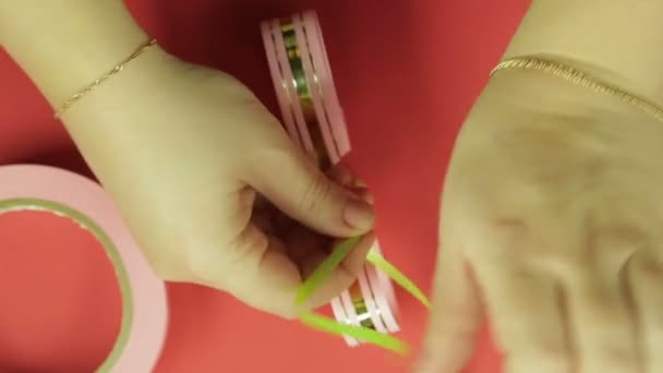 Die Hände Der Frauen Sind Mit Einem Rosafarbenen Zopf Mit — Stockvideo