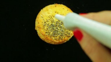 El mutfak boya ile bir pasta üzerinde beş numaralı çizer. Zaman sukut.