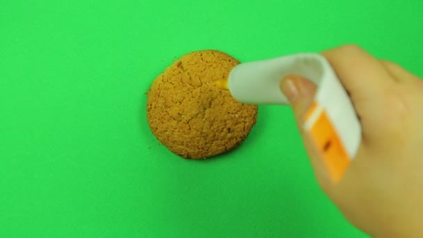 一个孩子画一个绿色背景焦糖糖在饼干磅标志 时间圈 — 图库视频影像