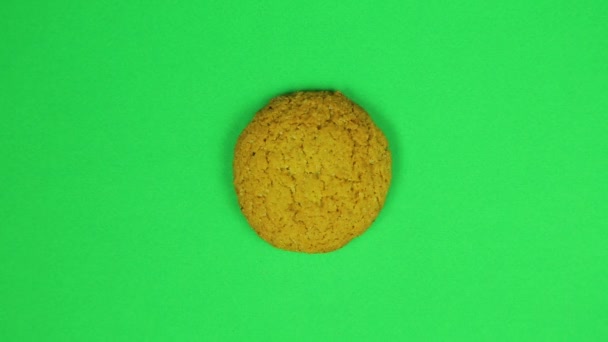 孩子在绿色背景上画了一个比特币符号 饼干上有棕色的糖霜 时间圈 — 图库视频影像