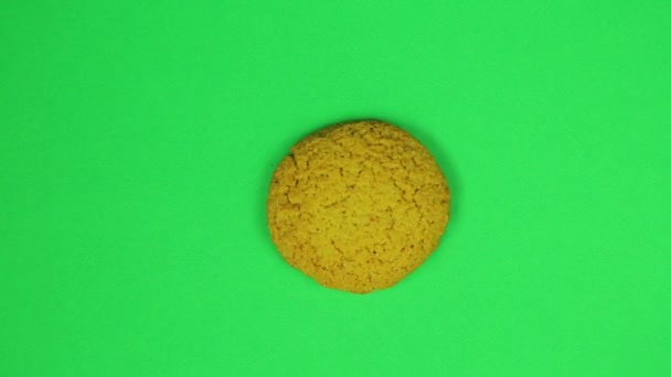 Niño Basa Fondo Verde Marrón Glaseado Las Galletas Del Signo — Vídeos de Stock