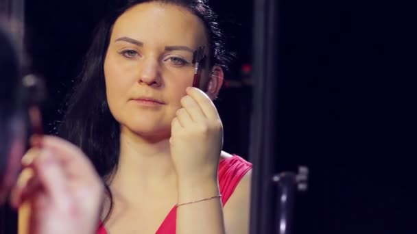 鏡の前で若い女性は 彼女の眉毛を図形します クローズ アップ — ストック動画