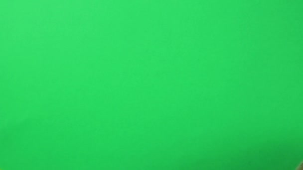 Main masculine sur un fond vert montrer un geste ok. Gros plan 