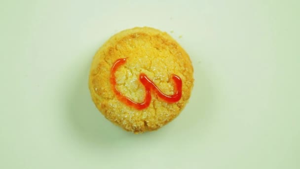 Kekse mit der aufgemalten Nummer drei. Bewegung im Kreis. handgefertigt. — Stockvideo