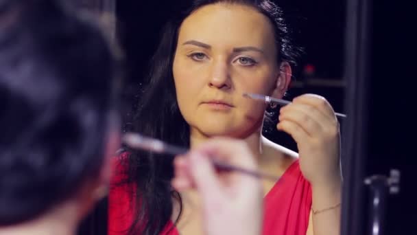 Uma Jovem Mulher Frente Espelho Faz Maquiagem Seus Olhos Close — Vídeo de Stock
