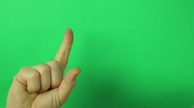 Yeşil bir arka plan üzerinde erkek el parmaklarını birer birer yukarı yükseltir.