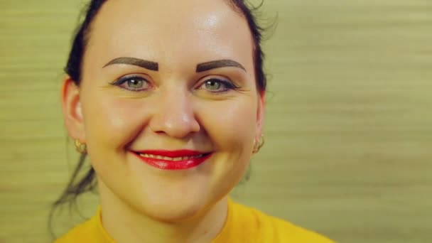 Lachend gezicht gelukkig brunette vrouw. Close-up — Stockvideo