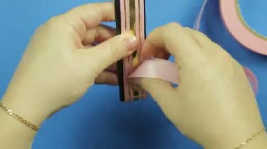 Bir hediye gelen mavi bir arka plan üzerinde pembe bir kurdele reverans yapma. Zaman sukut