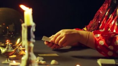 bir çingene bir servet salon mum ışığında kartları masaya kehanet için ortaya konuyor