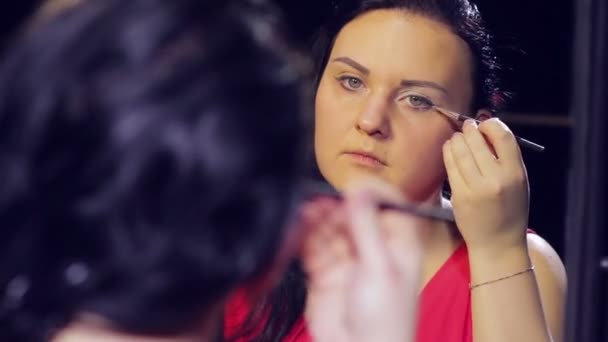 Une Jeune Femme Devant Miroir Met Des Ombres Brillantes Sur — Video