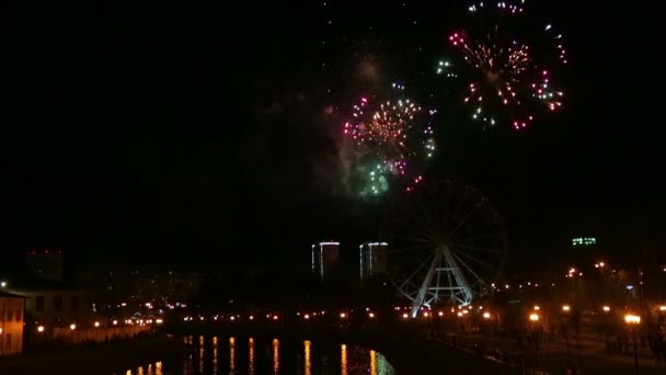 Fogos de artifício brilhantes na cidade à beira-mar no céu noturno . — Vídeo de Stock