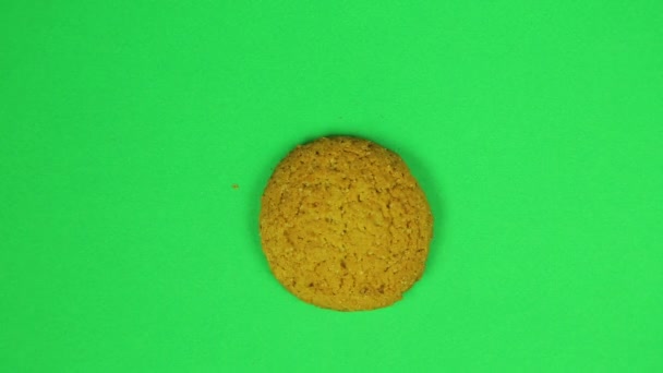 一个孩子在比特币徽章饼干上画焦糖糖。时间圈. — 图库视频影像