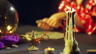 Hangi çingene harikalar kartlarındaki arkasındaki masada yanan mum