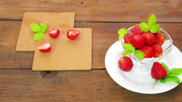 Plato Blanco Que Encuentra Una Mesa Madera Una Fresa — Vídeo de stock