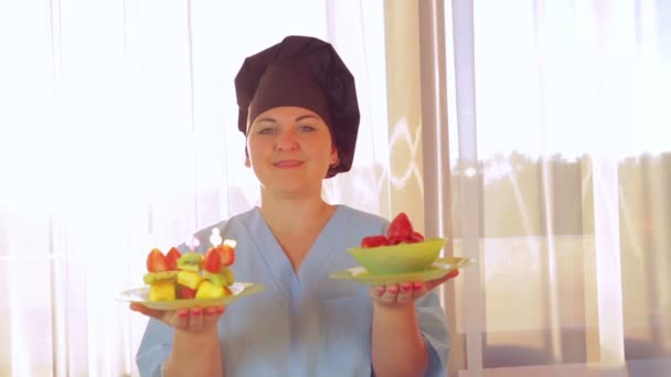 Una Mujer Una Cocinera Tiene Dos Platos Con Postre Fruta — Vídeo de stock