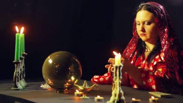 Une Jeune Gitane Robe Rouge Une Table Aux Chandelles Lit — Video