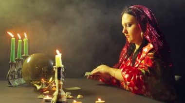 Mum ışığında bir servet salon genç bir çingene kartları masaya kehanet için ortaya konuyor. Ortalama planı