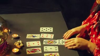 Bir çingene bir servet salon mum ışığında kartları masaya kehanet için ortaya konuyor. Ortalama planı