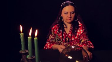 Çingene falcı mum ışığında masada fortunetelling kartları yayılır. Ortalama planı