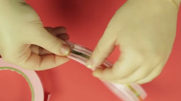Les Mains Des Femmes Coupent Les Coins Ruban Rose Vierge — Video