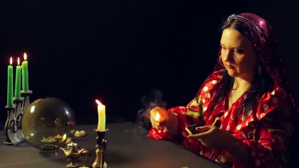 Une Jeune Gitane Robe Rouge Table Divination Allume Des Bougies — Video