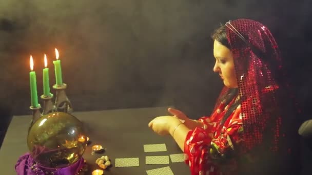 Циганка Седані Продає Статок Свічками Розкладає Карти Ворожіння Столі Середній — стокове відео