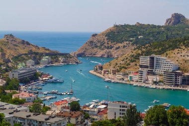 Deniz ve defne tarafından şehrin üzerinde bir yüksek dağdan görüntülemek.