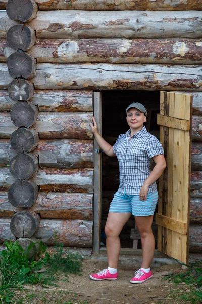 Turystyczna kobieta o drewnianej twierdzy z przewodnikiem. — Zdjęcie stockowe