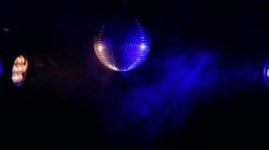 Aynalı küreyi duman duman makineden ve çalışma ışık ışınları disko için