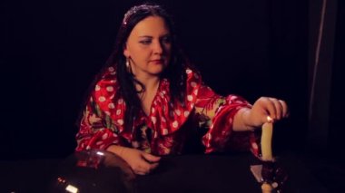 Çingene falcı fal masada mum ışıkları